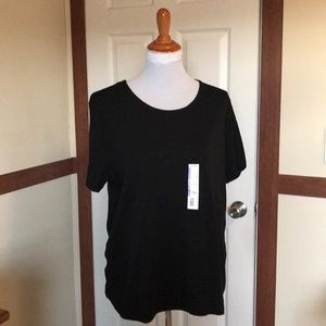 Scoop neck black tee